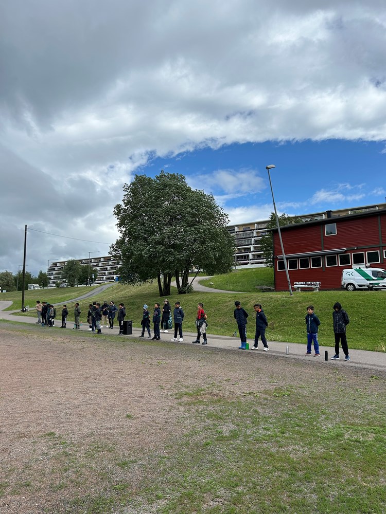 En gruppe mennesker som går på et fortau