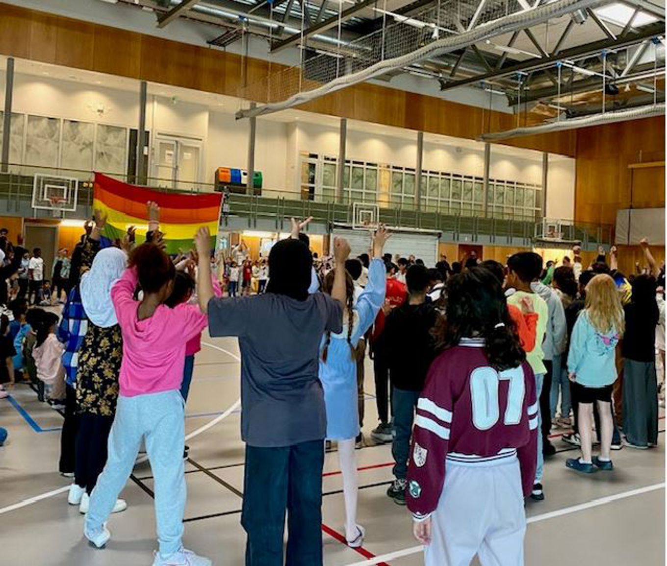 Foto: Okasha Rashid En gruppe mennesker i et rom