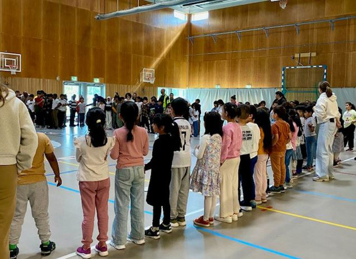 Foto: Okasha Rashid en gruppe mennesker som står i et treningsstudio