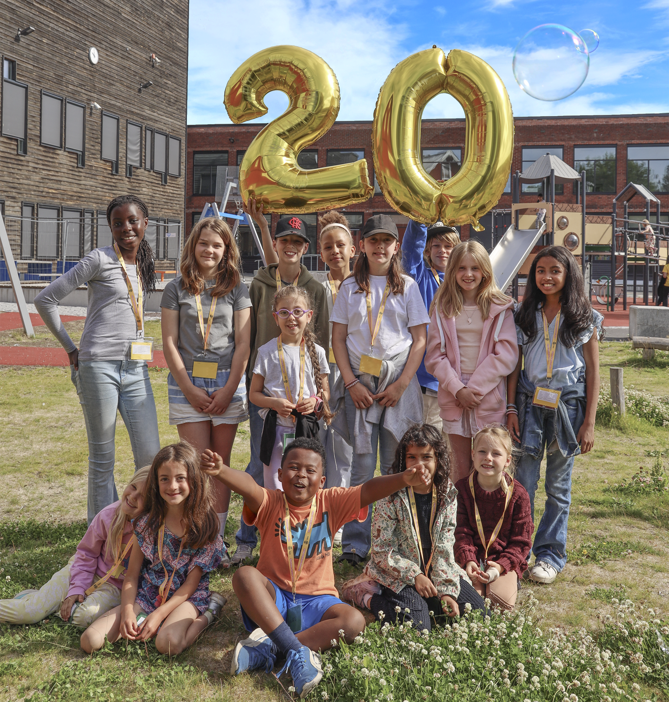 Foto: Heidi M. Skjebstad/Oslo kommune en gruppe elever i skolegården på en skole.