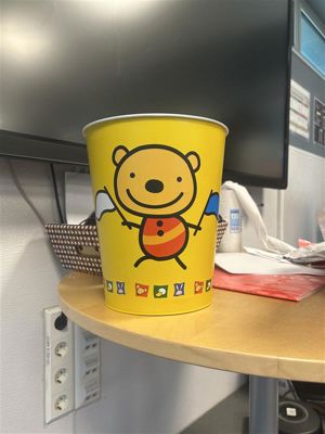 en gul og blå eske med en tegneseriefigur på