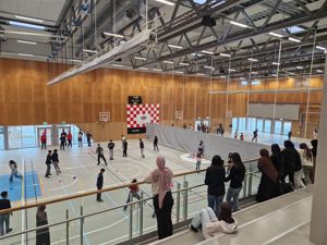 En gruppe mennesker i en skøytebane