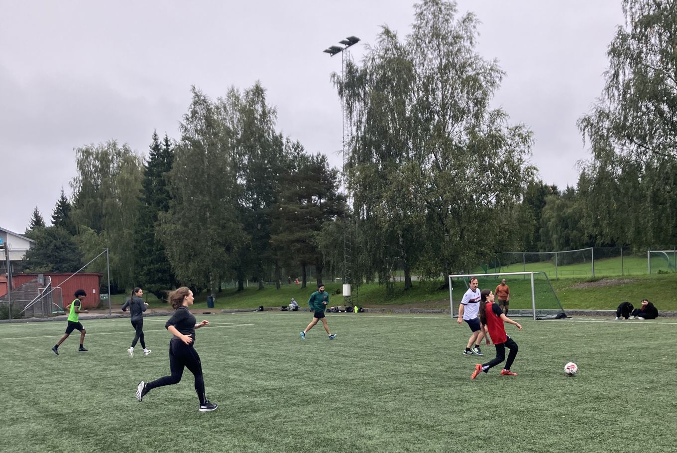 Foto: Linn Katrin Kragset en gruppe mennesker som spiller fotball