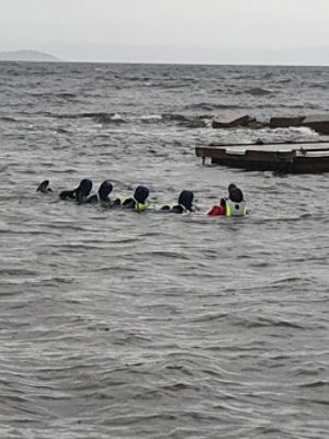 En gruppe mennesker i vannet