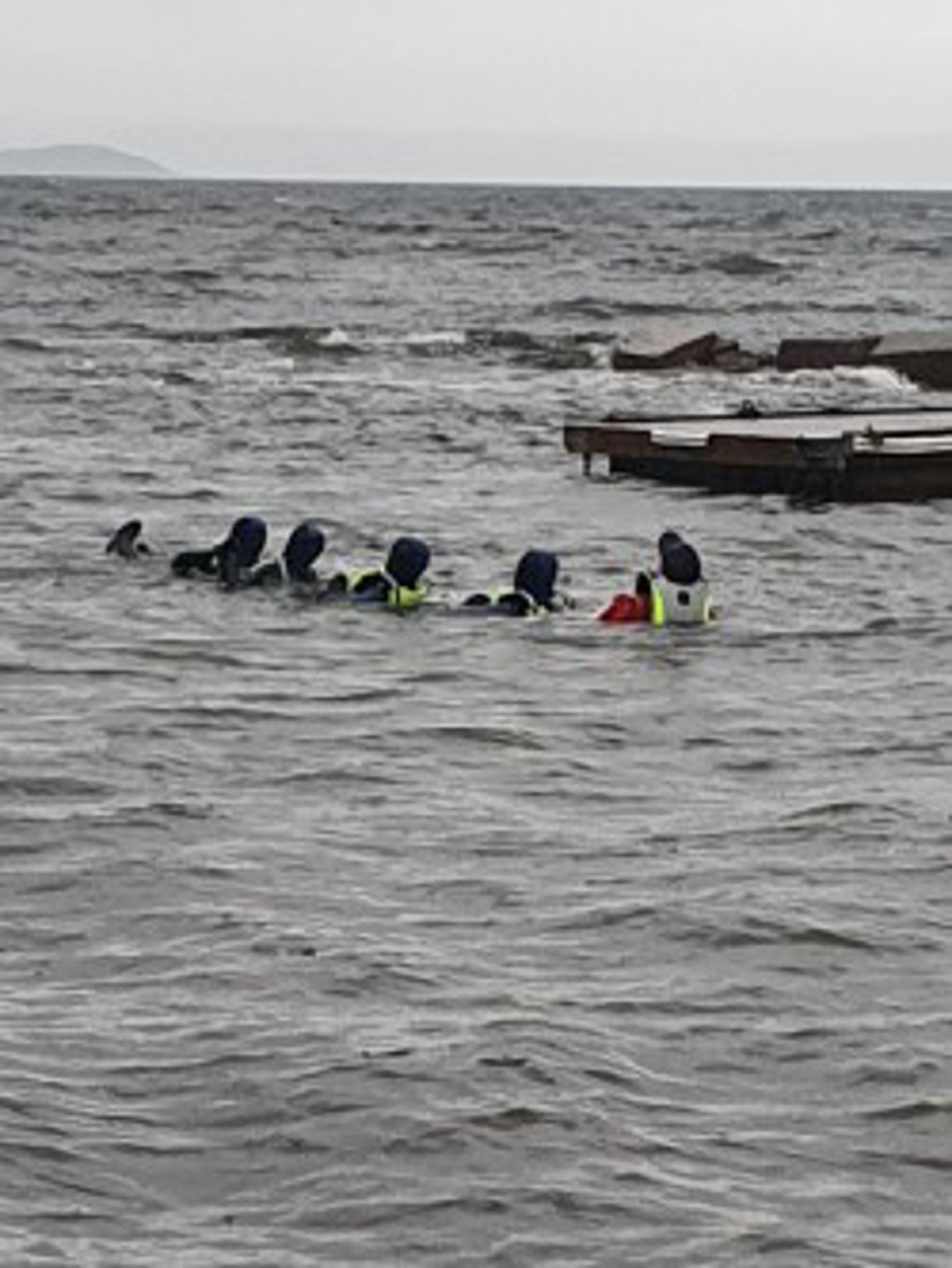 Foto: Tine Marie Nystrand En gruppe mennesker i vannet