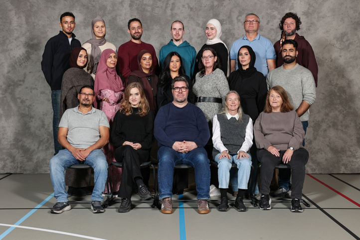 en gruppe mennesker som poserer for et bilde