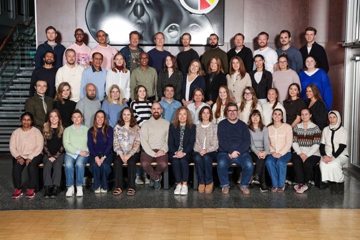 en gruppe mennesker som poserer for et bilde