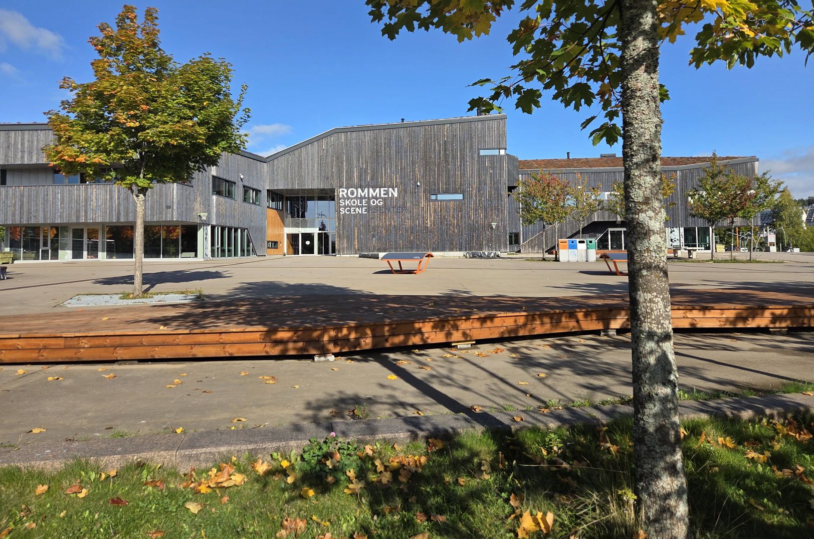 Foto: Karl Andre Bertheussen/Osloskolen En bygning med trær og gress