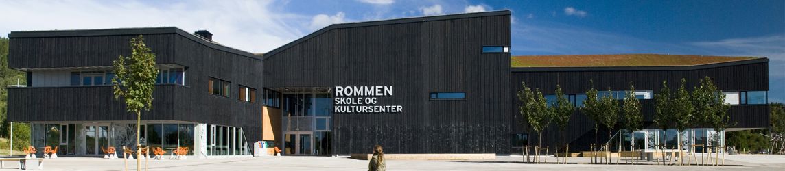 En bygning med en statue foran