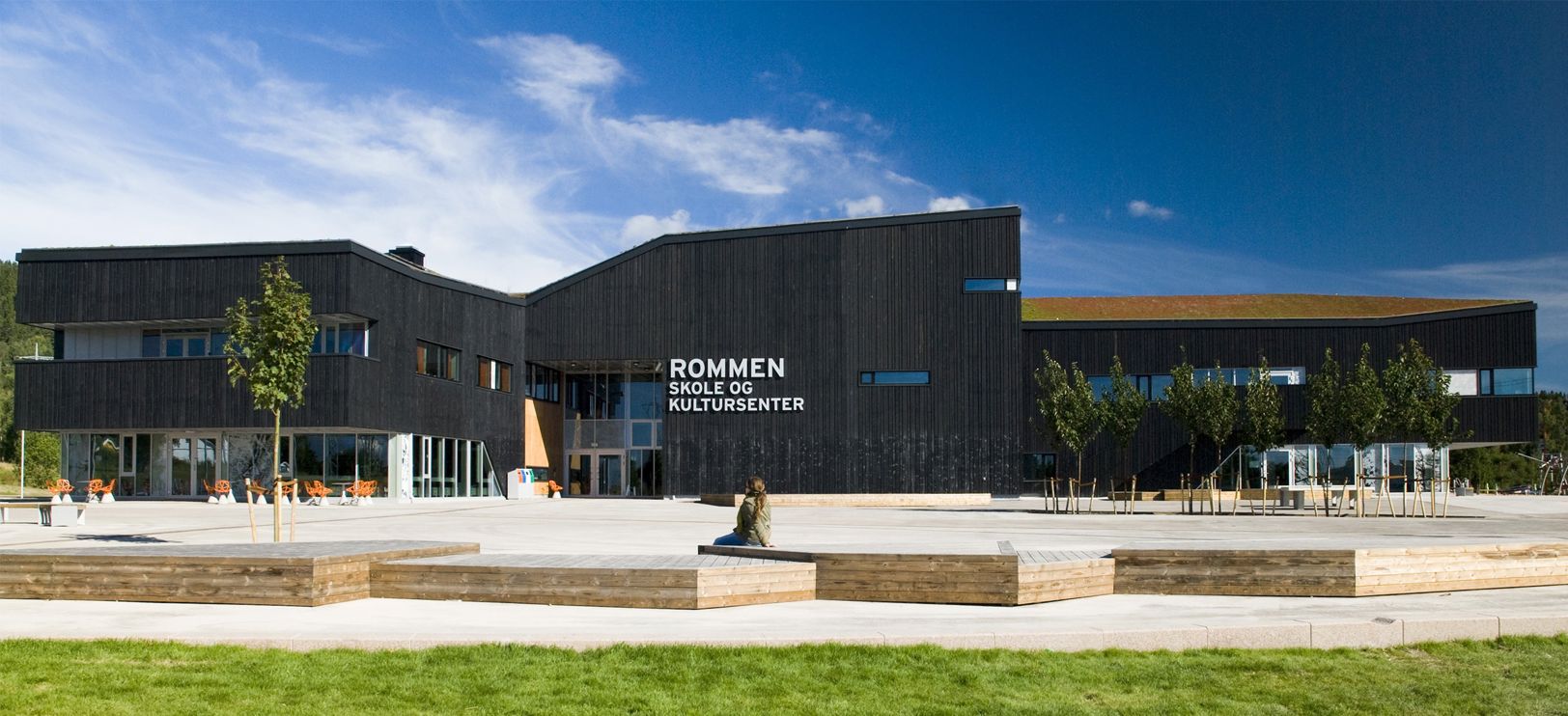 En bygning med en statue foran En bygning med en statue foran