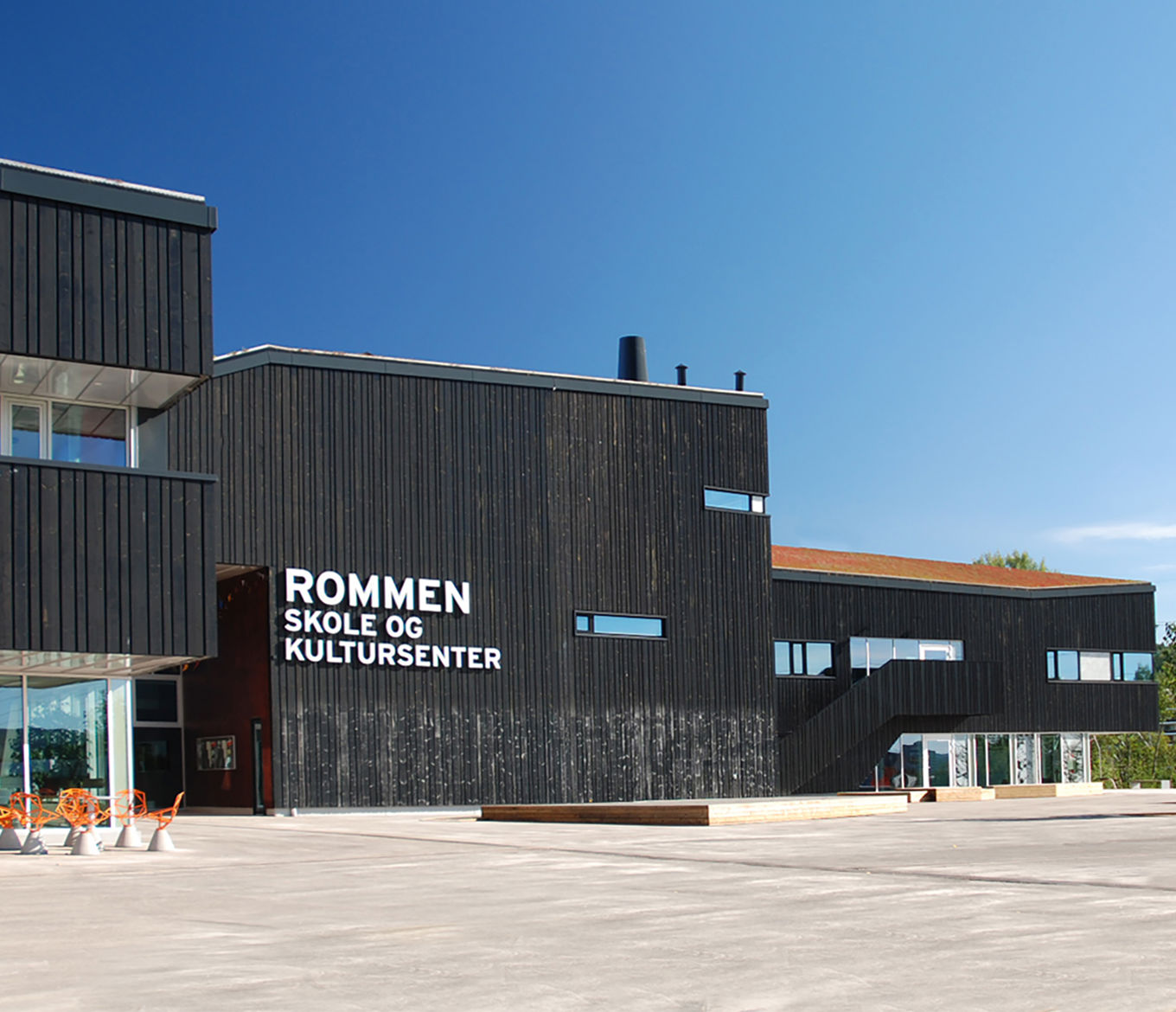 en bygning med et skilt på