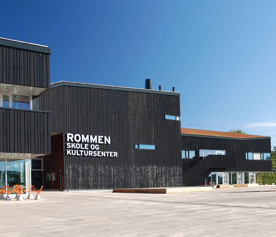 en bygning med et skilt på