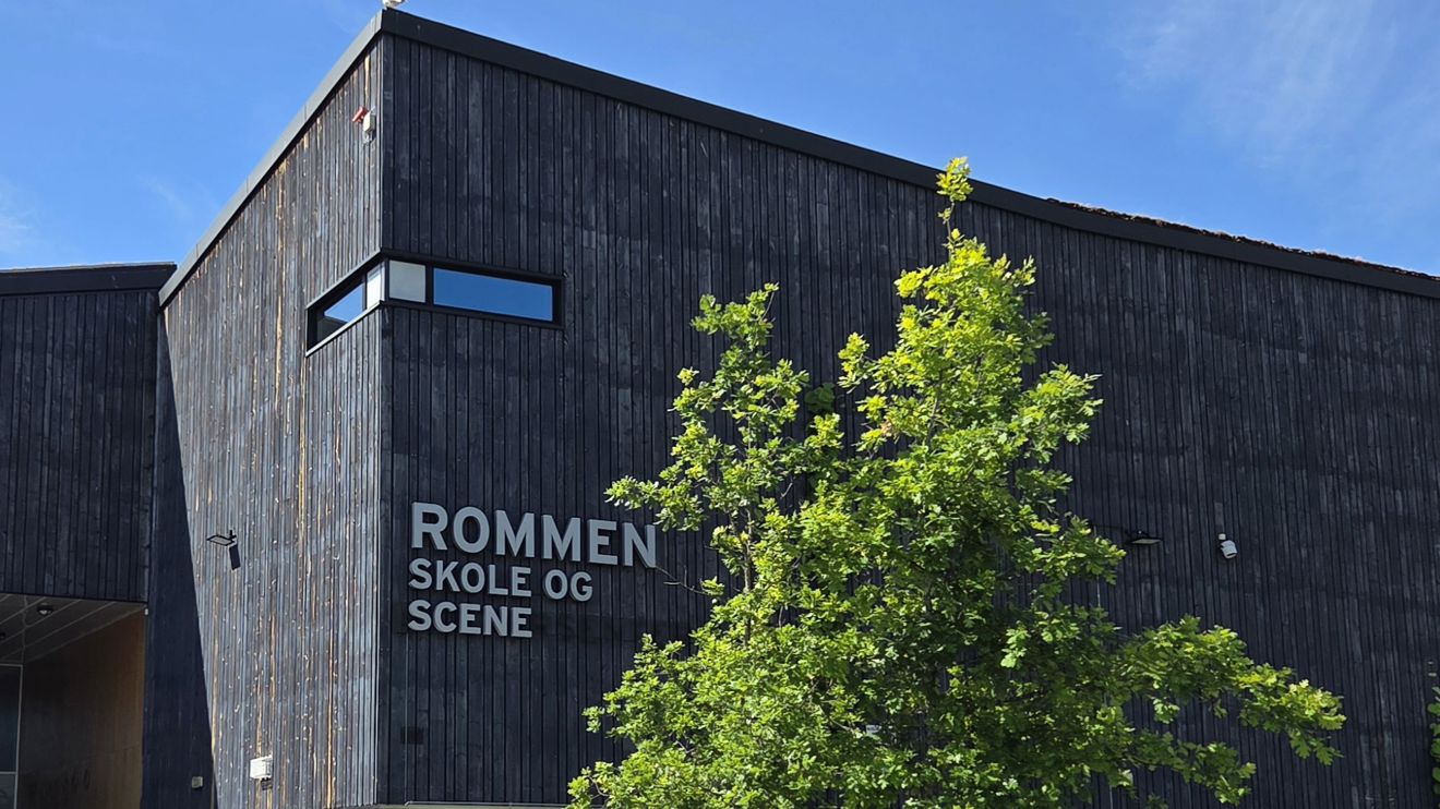 Foto: Karl Andre Bertheussen/Osloskolen et tre foran en bygning