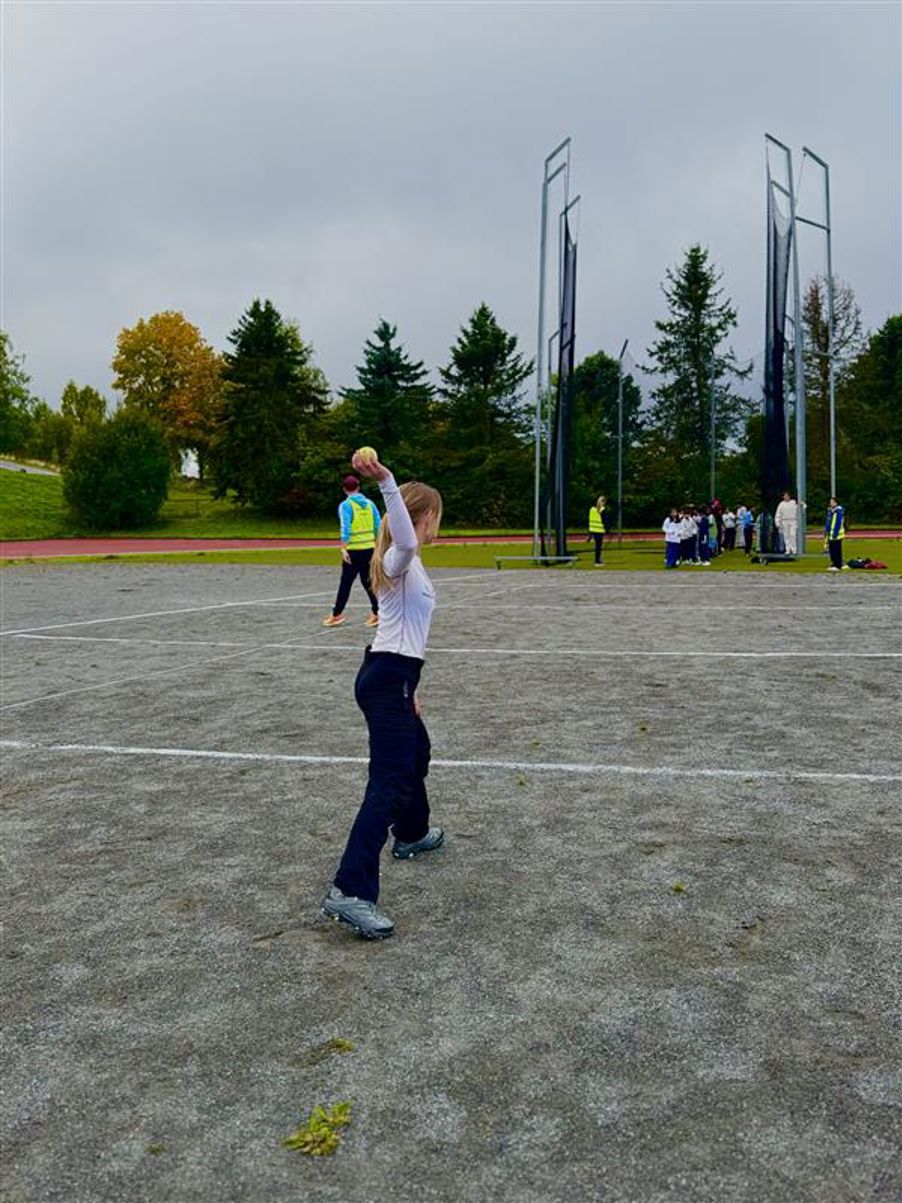 en person som kaster frisbee