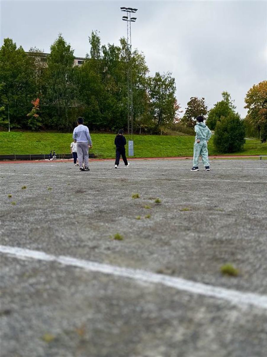 En gruppe mennesker spiller baseball