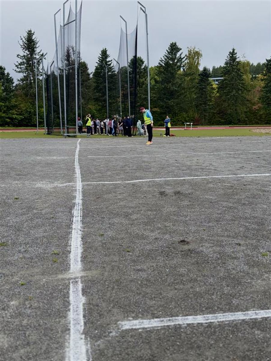 En gruppe mennesker på en bane