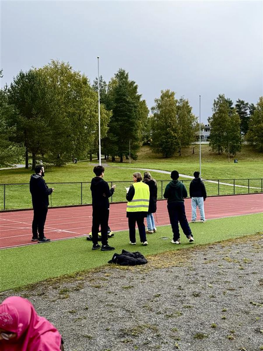 en gruppe mennesker som står på en jorde