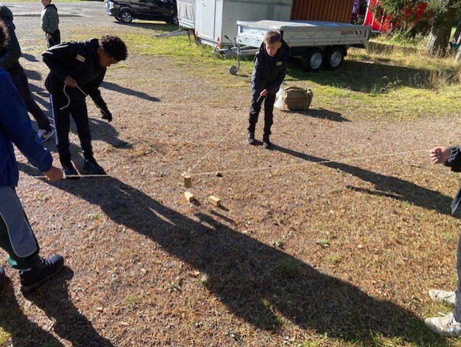 en gruppe mennesker som leker med en ball i en hage