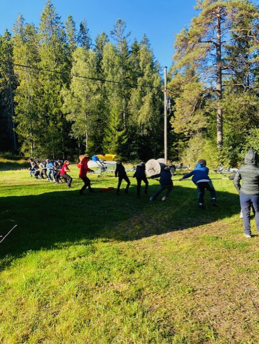 en gruppe mennesker som går på en sti i en skog