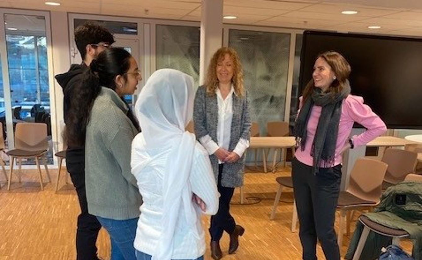 en gruppe personr som står i et rom