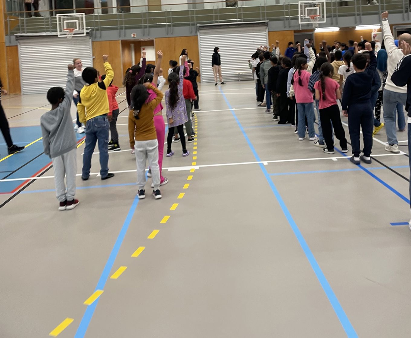 Foto: Sigmund Vefring/Osloskolen en gruppe mennesker som står i et rom med blått og gult gulv