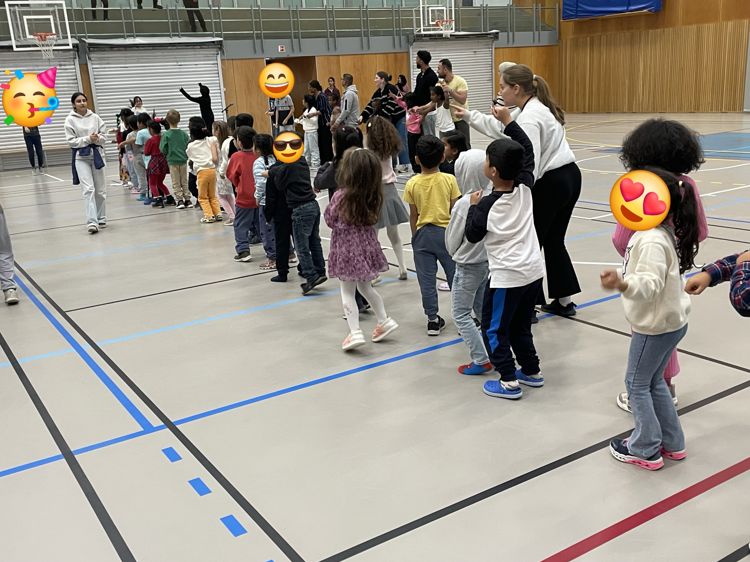 Foto: Sigmund Vefring/Osloskolen En gruppe barn som spiller basketball