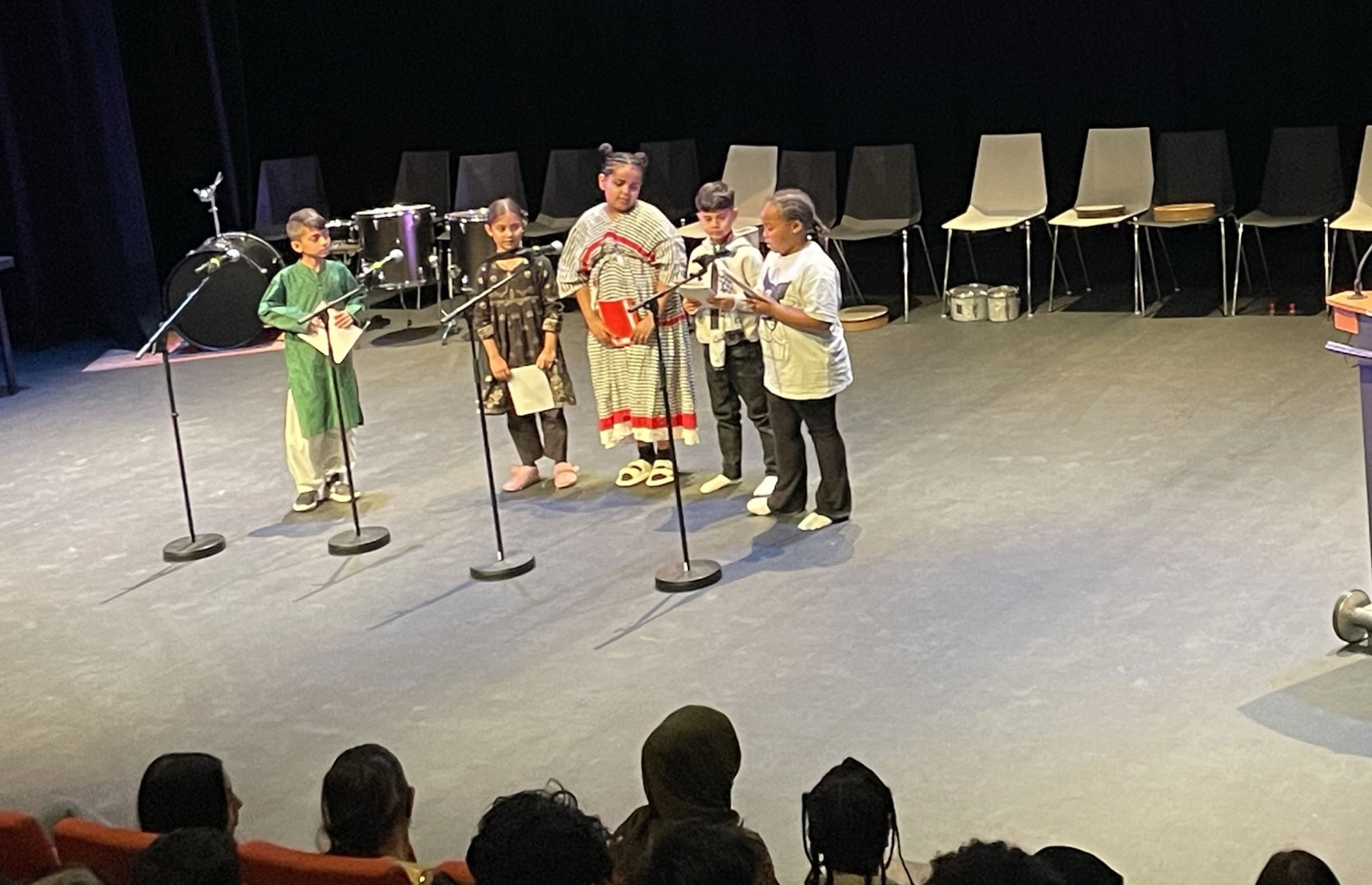 Foto: Osloskolen en gruppe mennesker på en scene