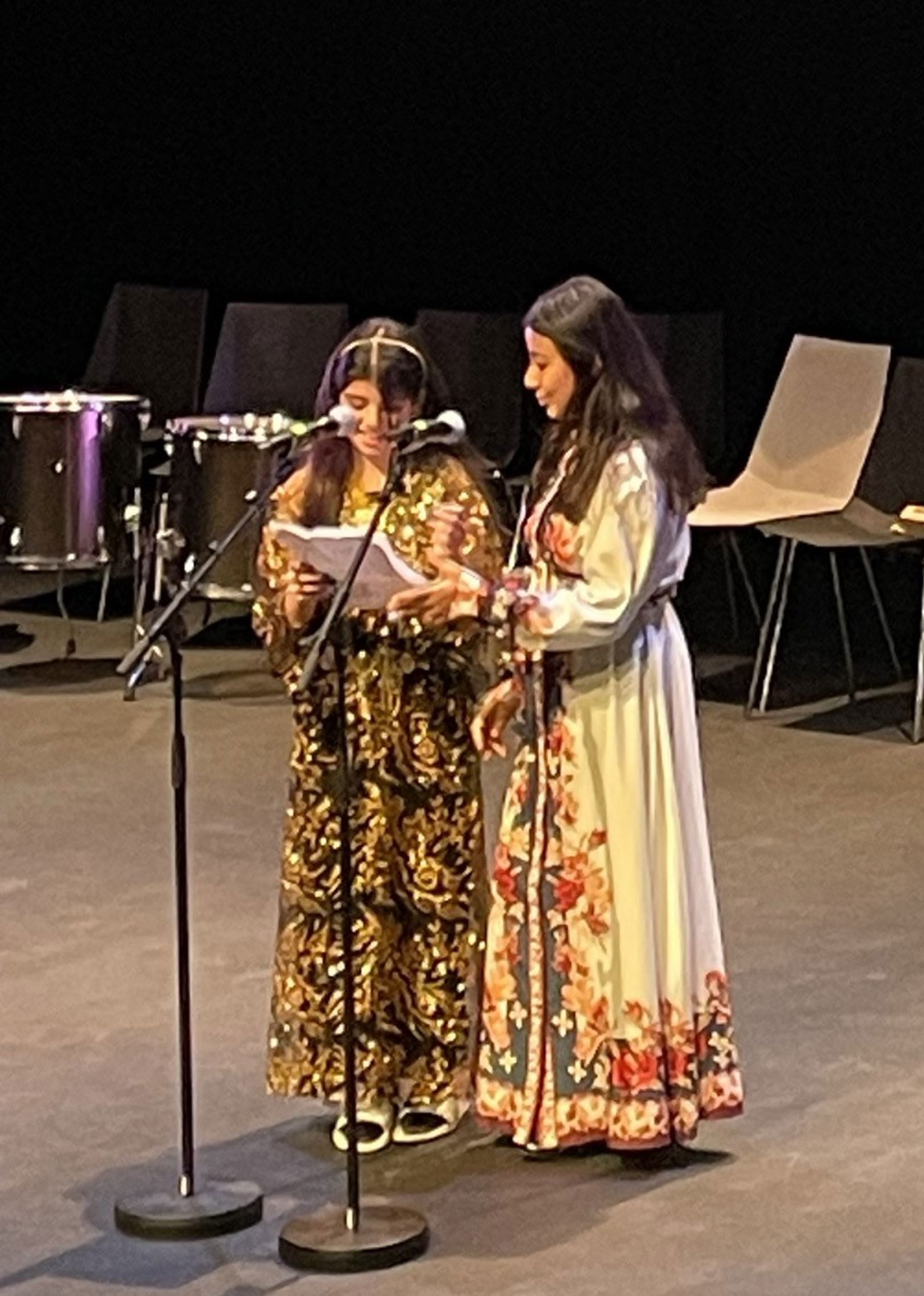 Foto: Osloskolen et par personr som spiller instrumenter
