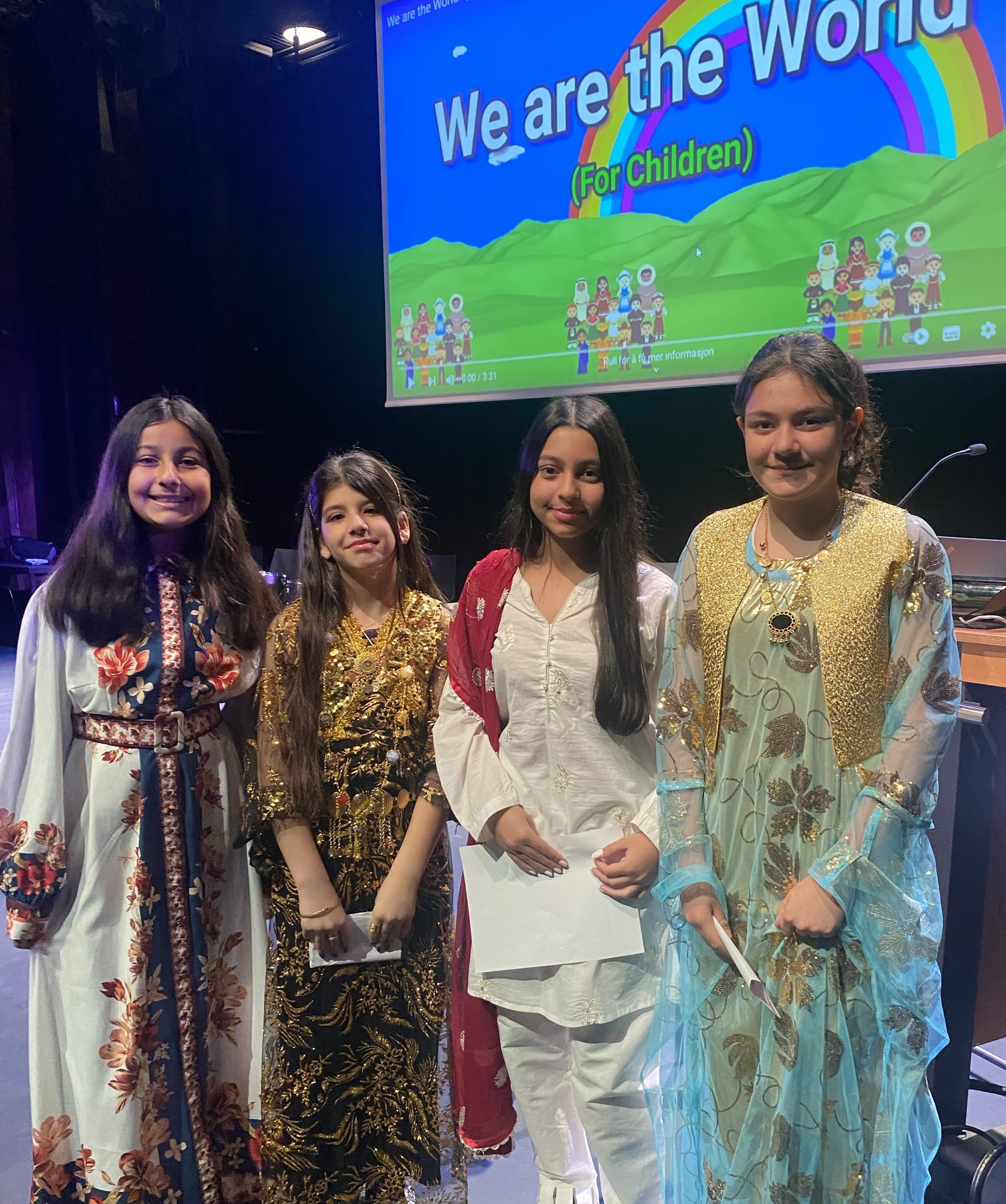 En gruppe personr som poserer for et bilde