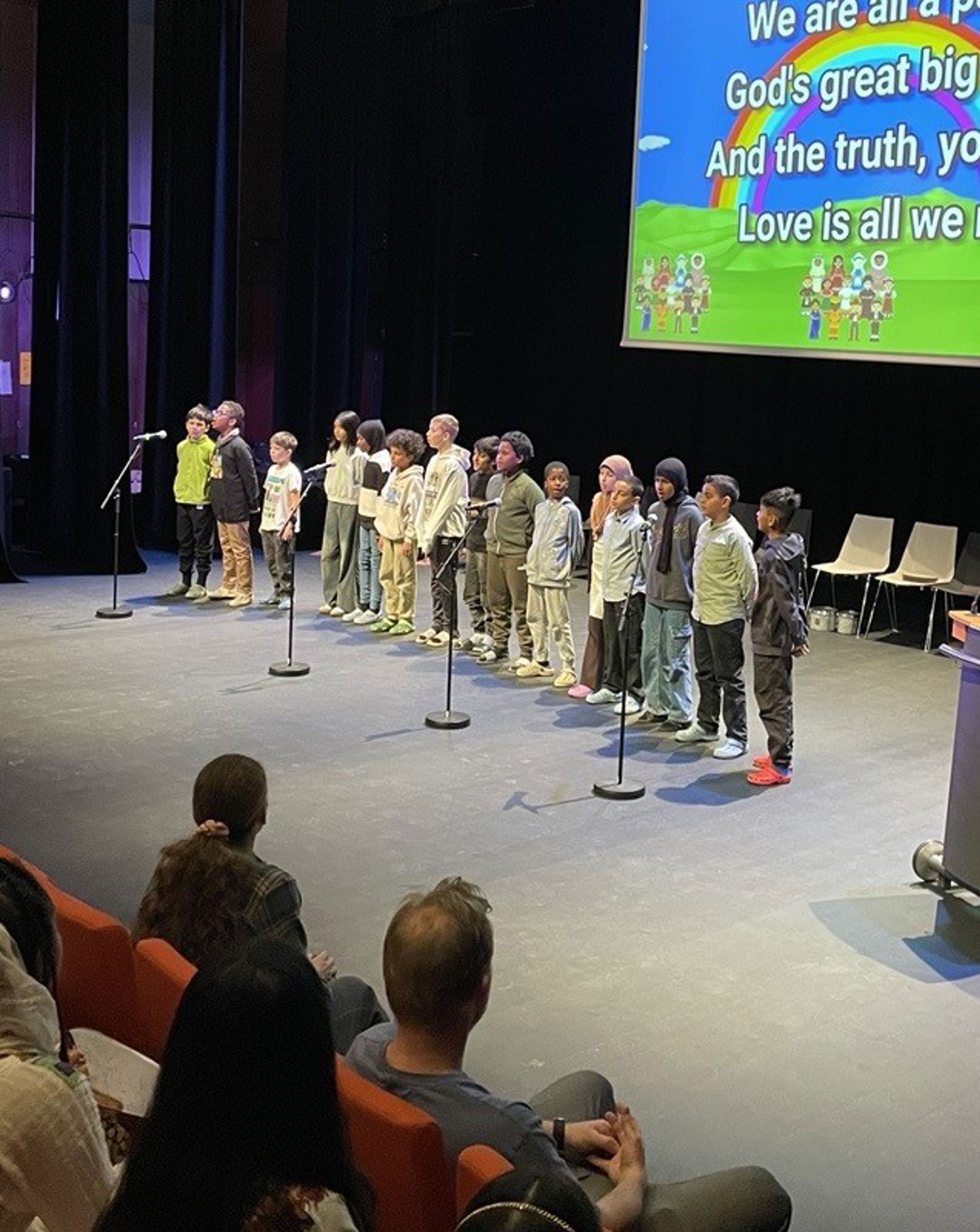 en gruppe mennesker på en scene en gruppe mennesker på en scene