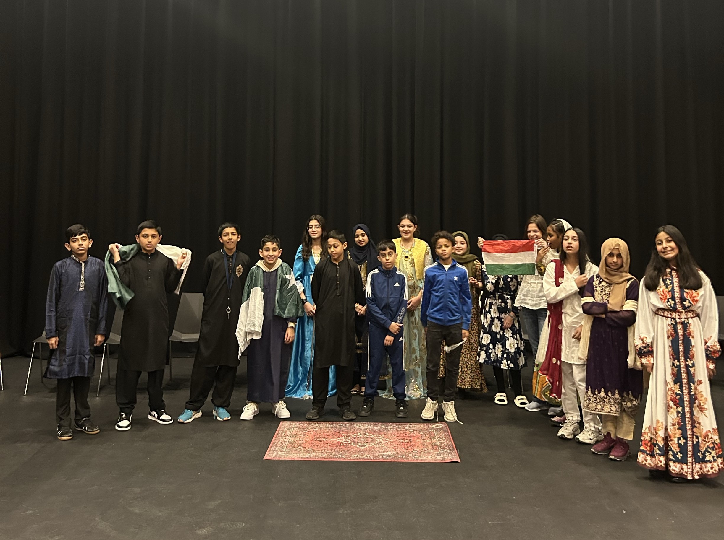 en gruppe mennesker som poserer for et bilde