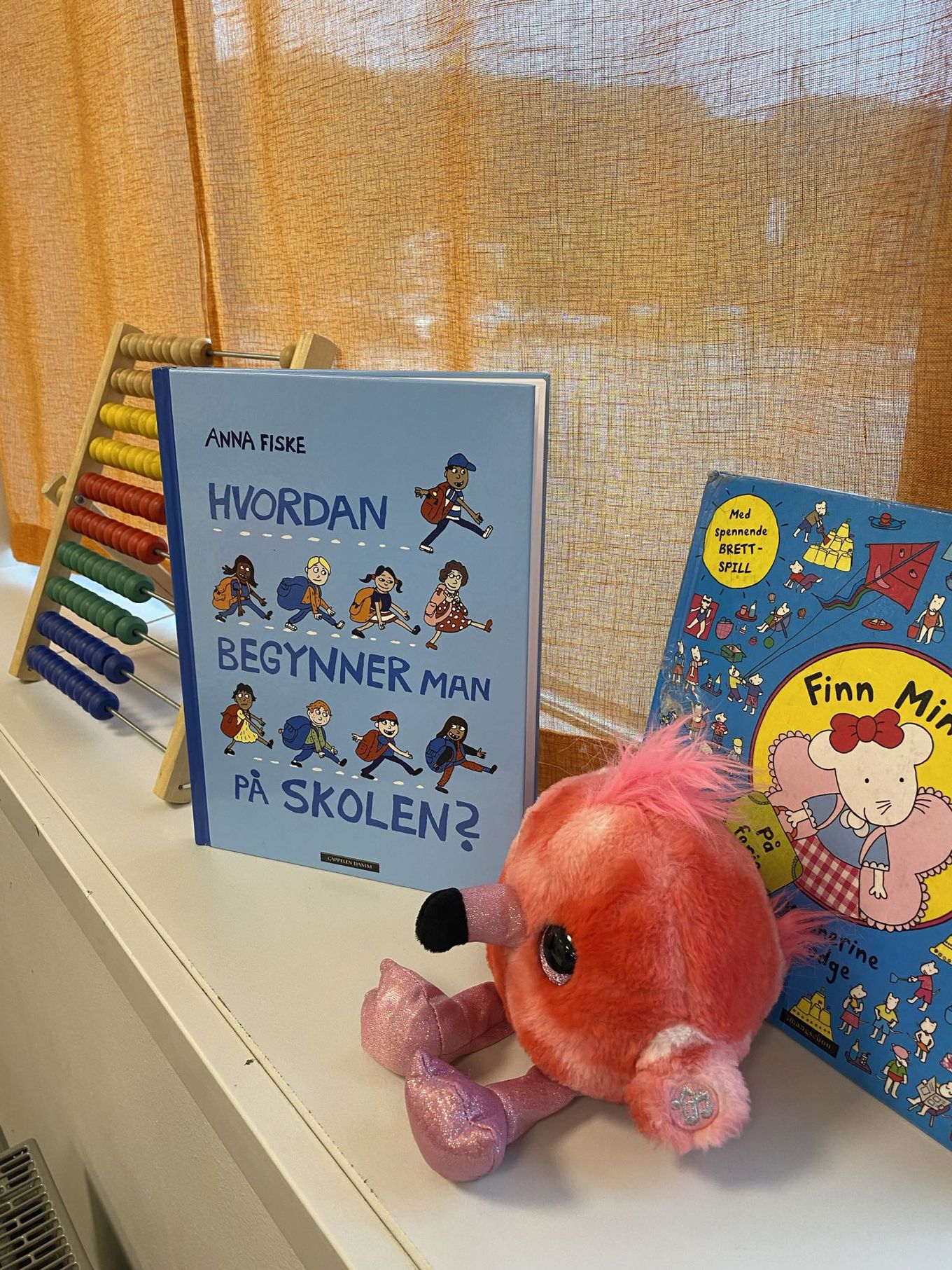 Foto: Katinka Bergersen Kvinge/Osloskolen en bok og et kosedyr på en seng