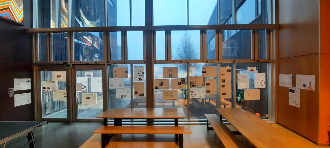 et rom med bord og vinduer