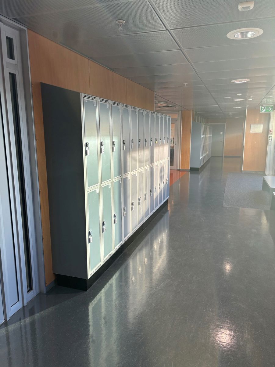 en lang gang med dører