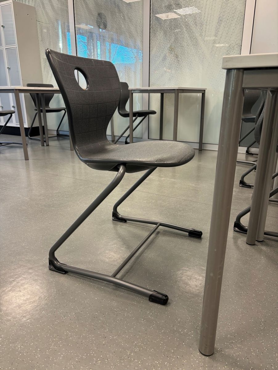 en svart stol i et rom