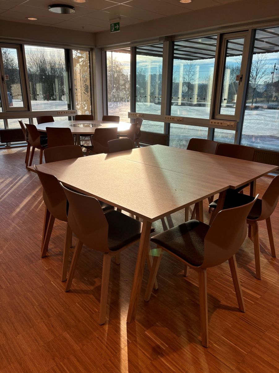 et rom med bord og stoler