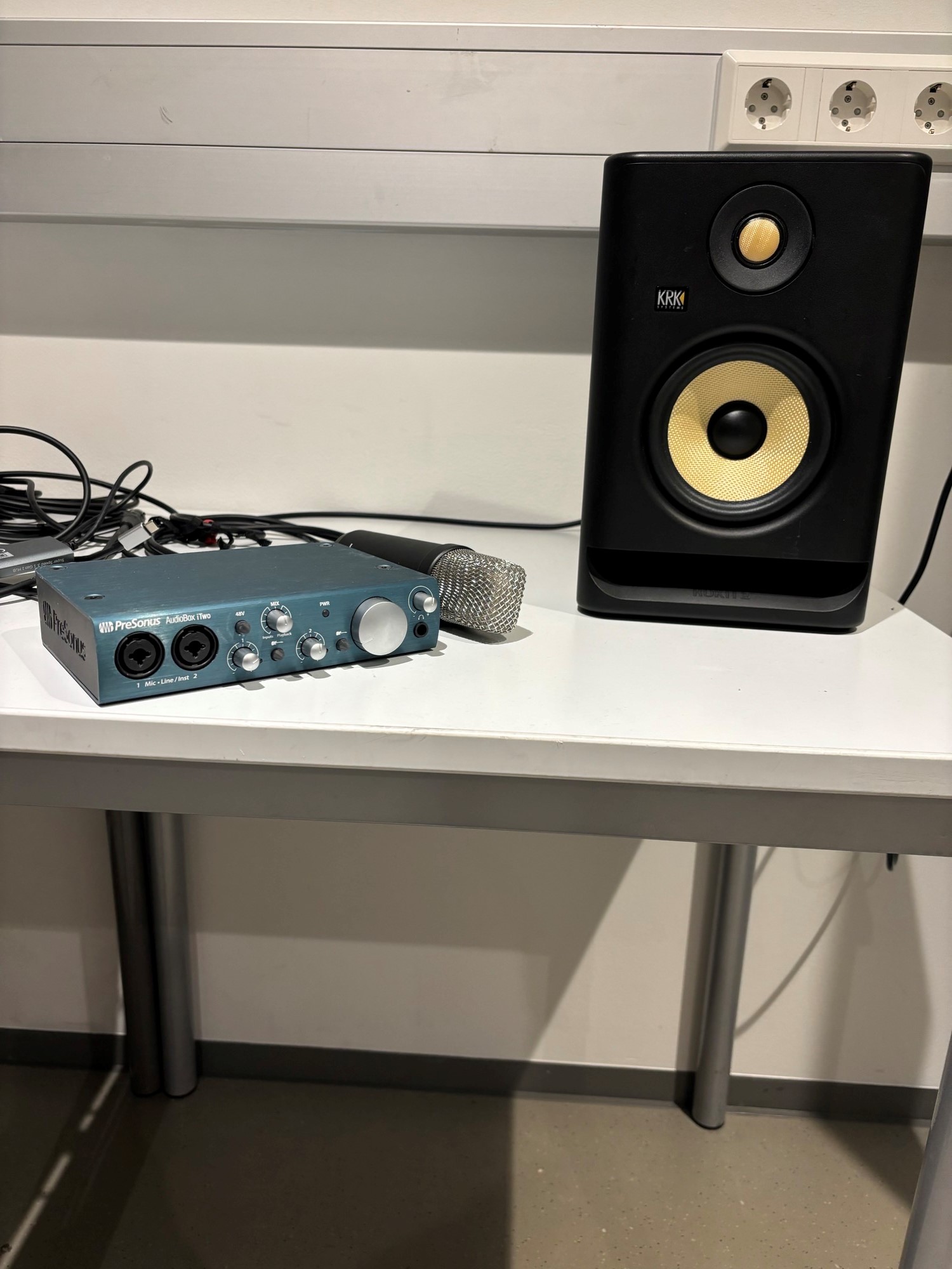 en svart høyttaler på et bord