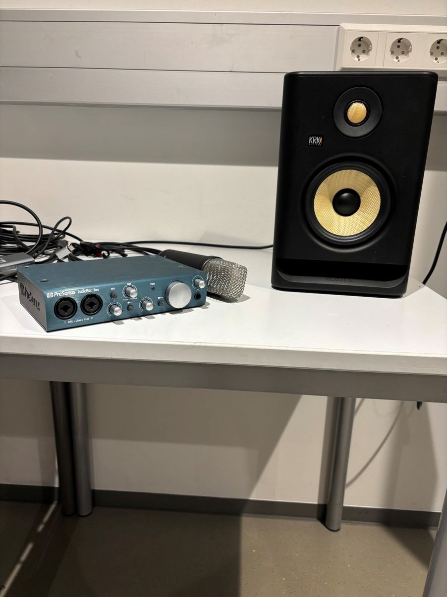 en svart høyttaler på et bord