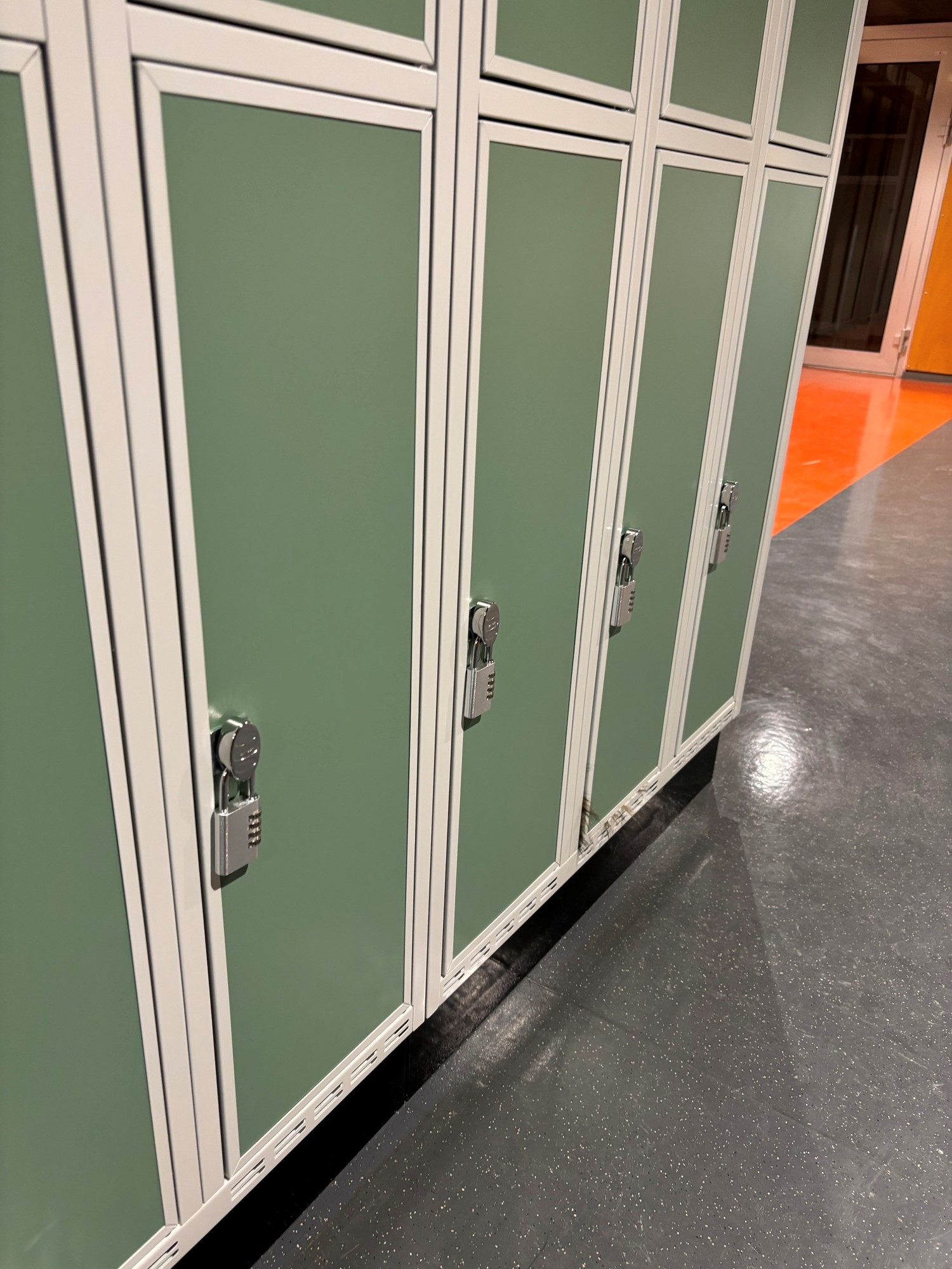 En rad med grønne dører