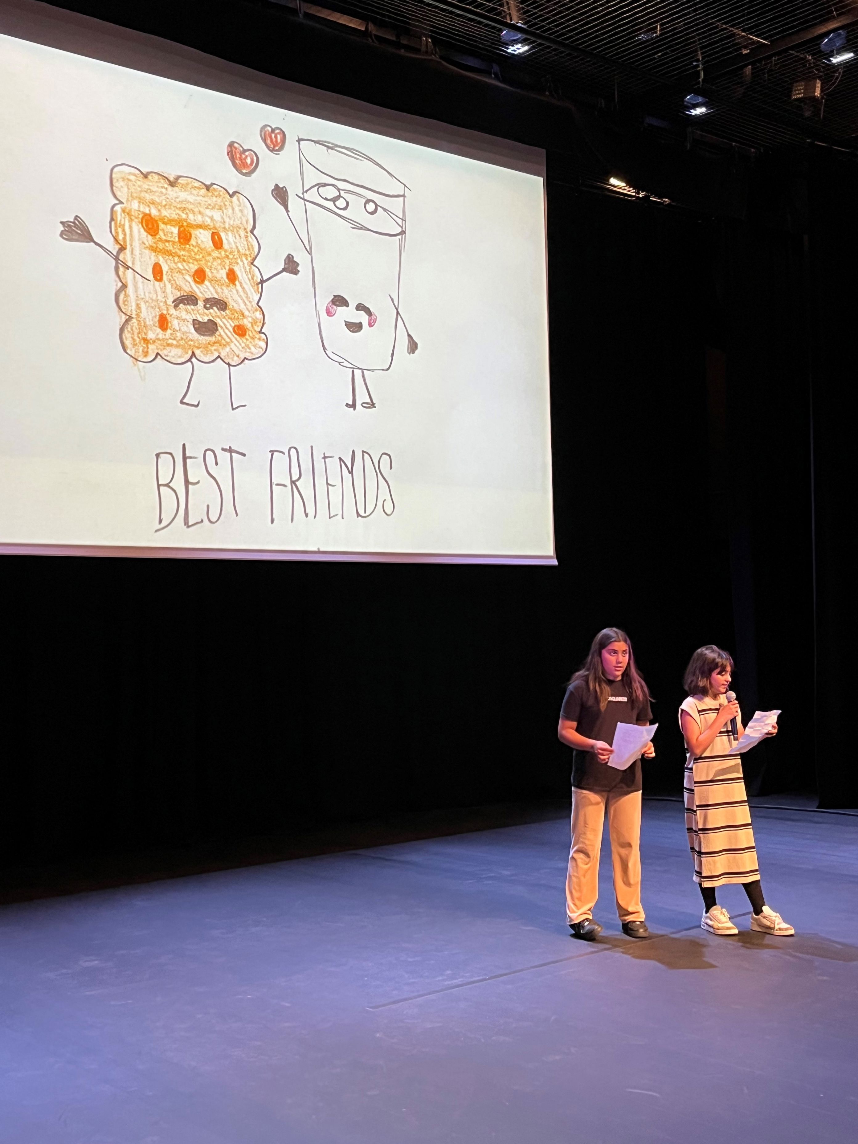 en person og et barn på en scene en person og et barn på en scene