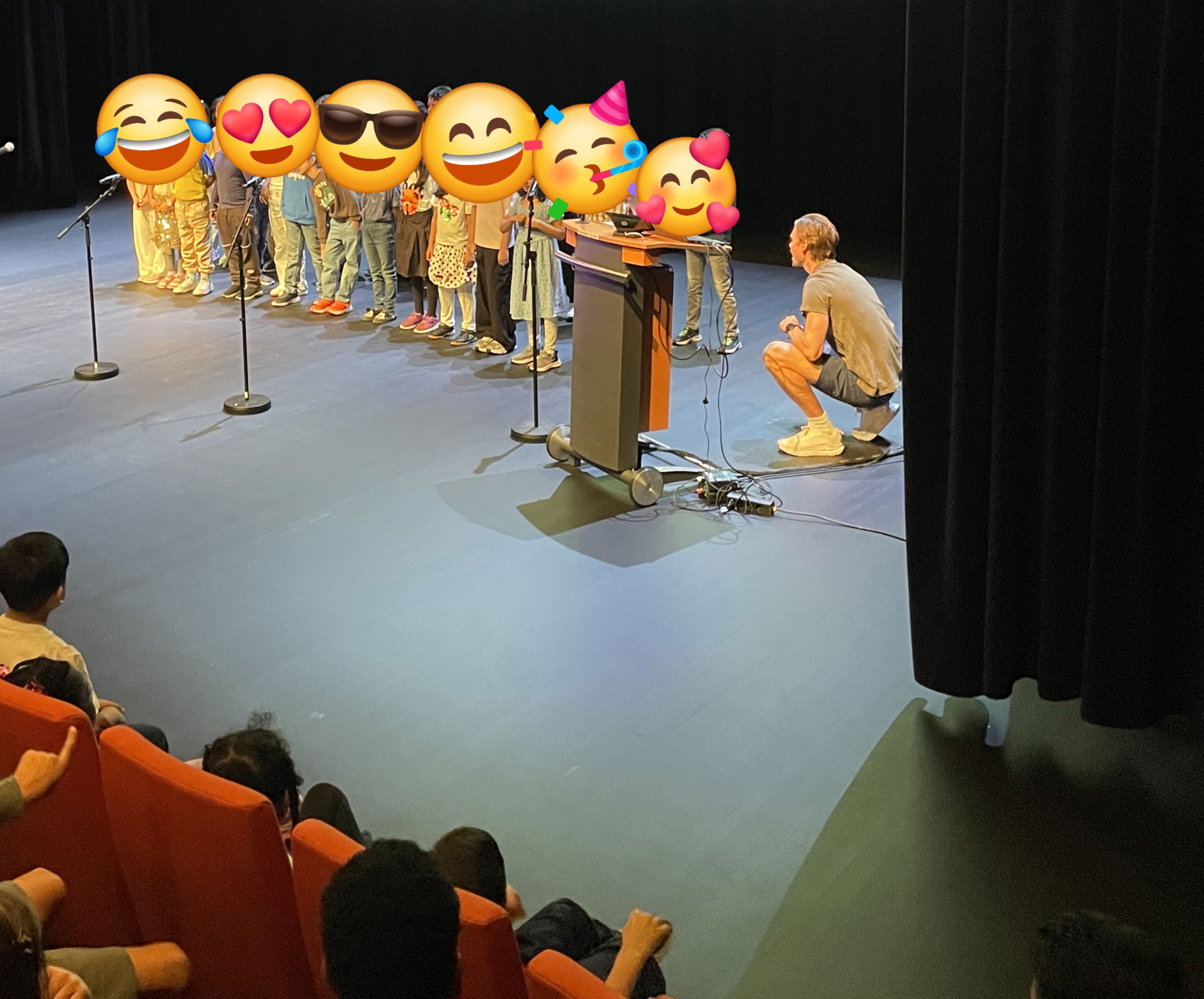 Foto: Gro Anita Carlsen/Sigmund Vefring/Osloskolen en person som sitter på en scene med elever