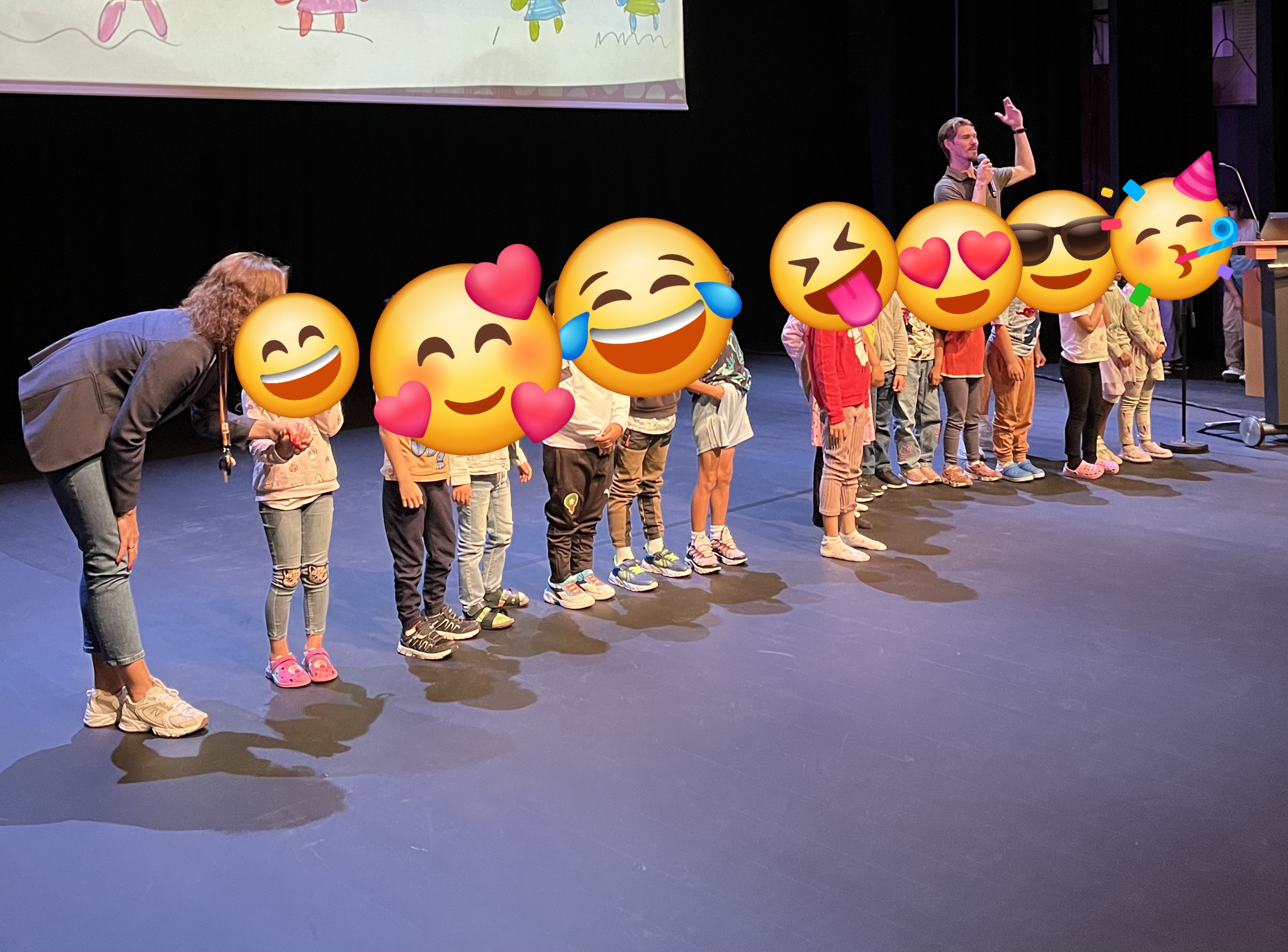 en gruppe mennesker som har på seg klær