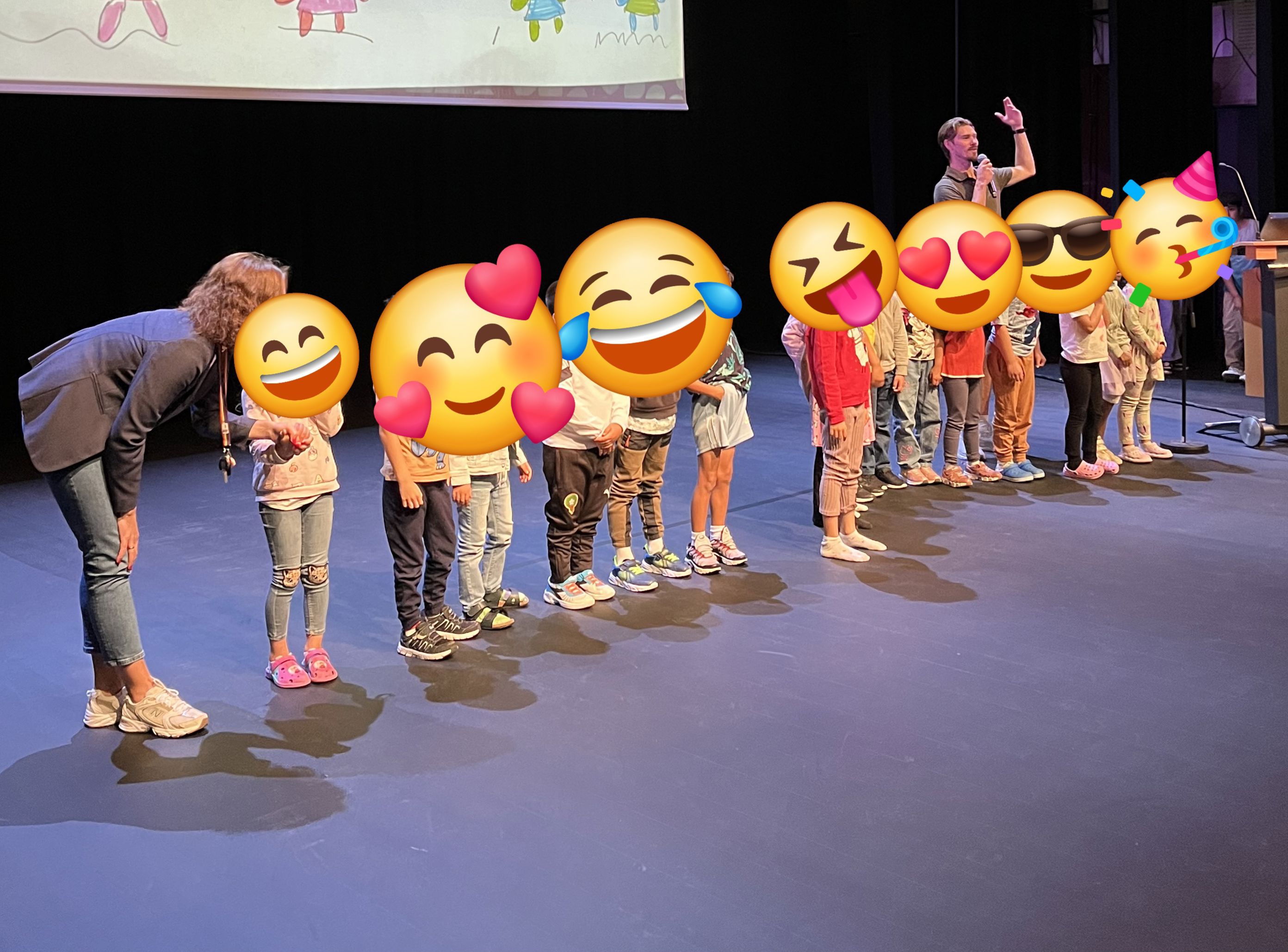 Foto: Gro Anita Carlsen/Sigmund Vefring/Osloskolen en gruppe mennesker som har på seg klær