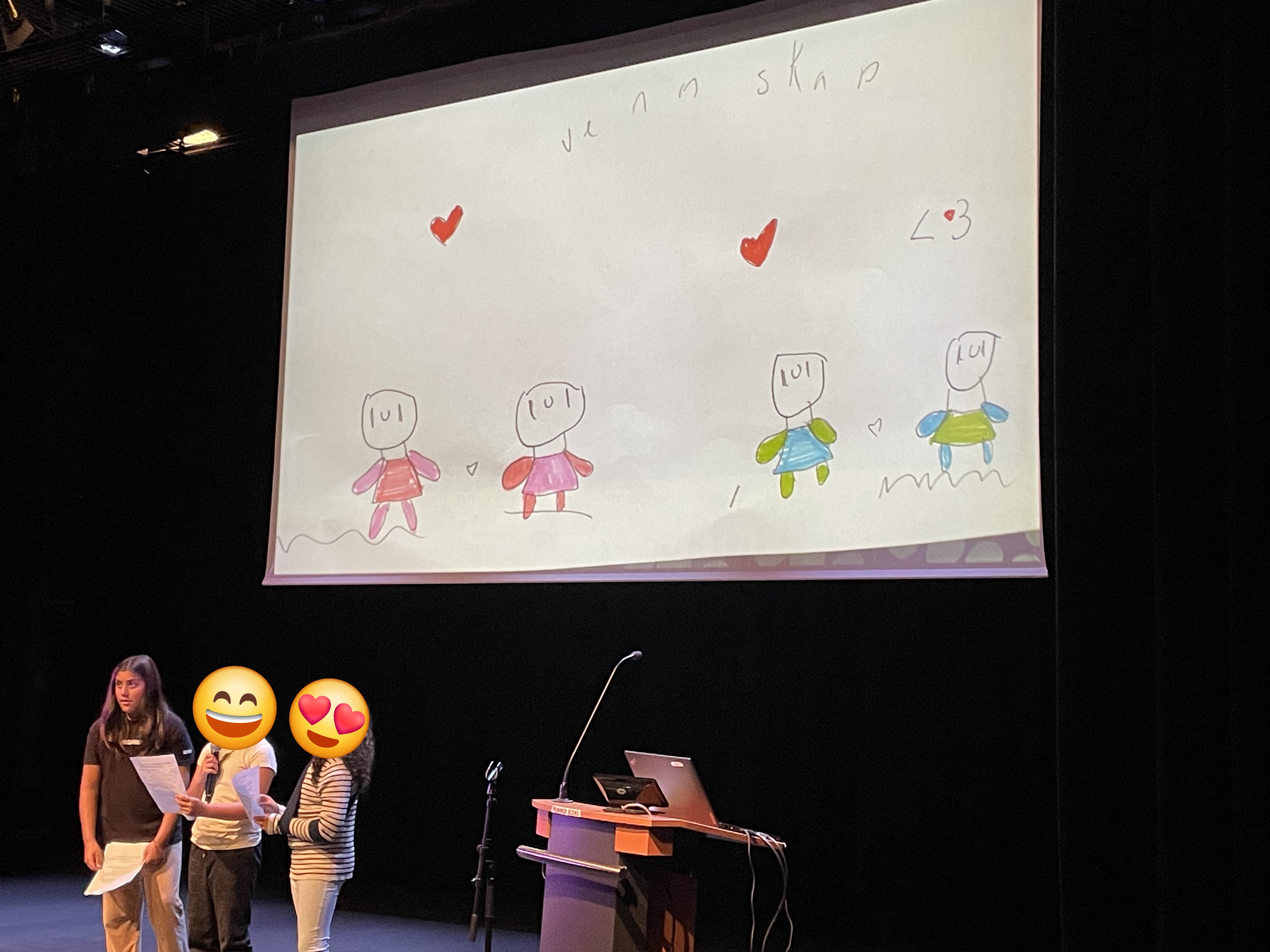 elever på scenen, bilde av vennskap på lerret