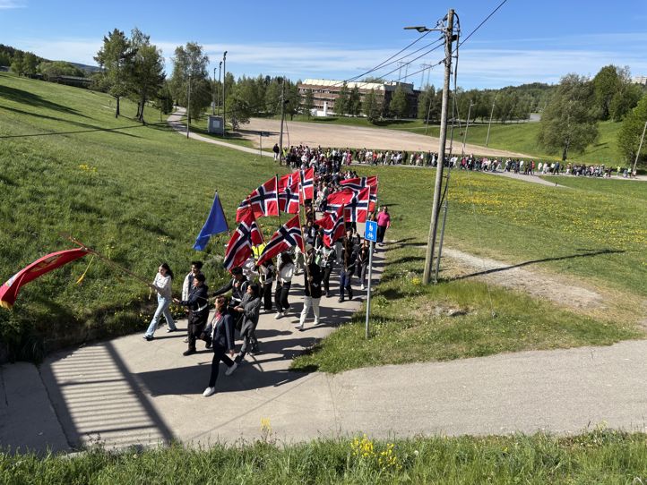 Foto: Sigmund Vefring Fanen senkes før undergangen, når barneskolen øver til 17.mai.