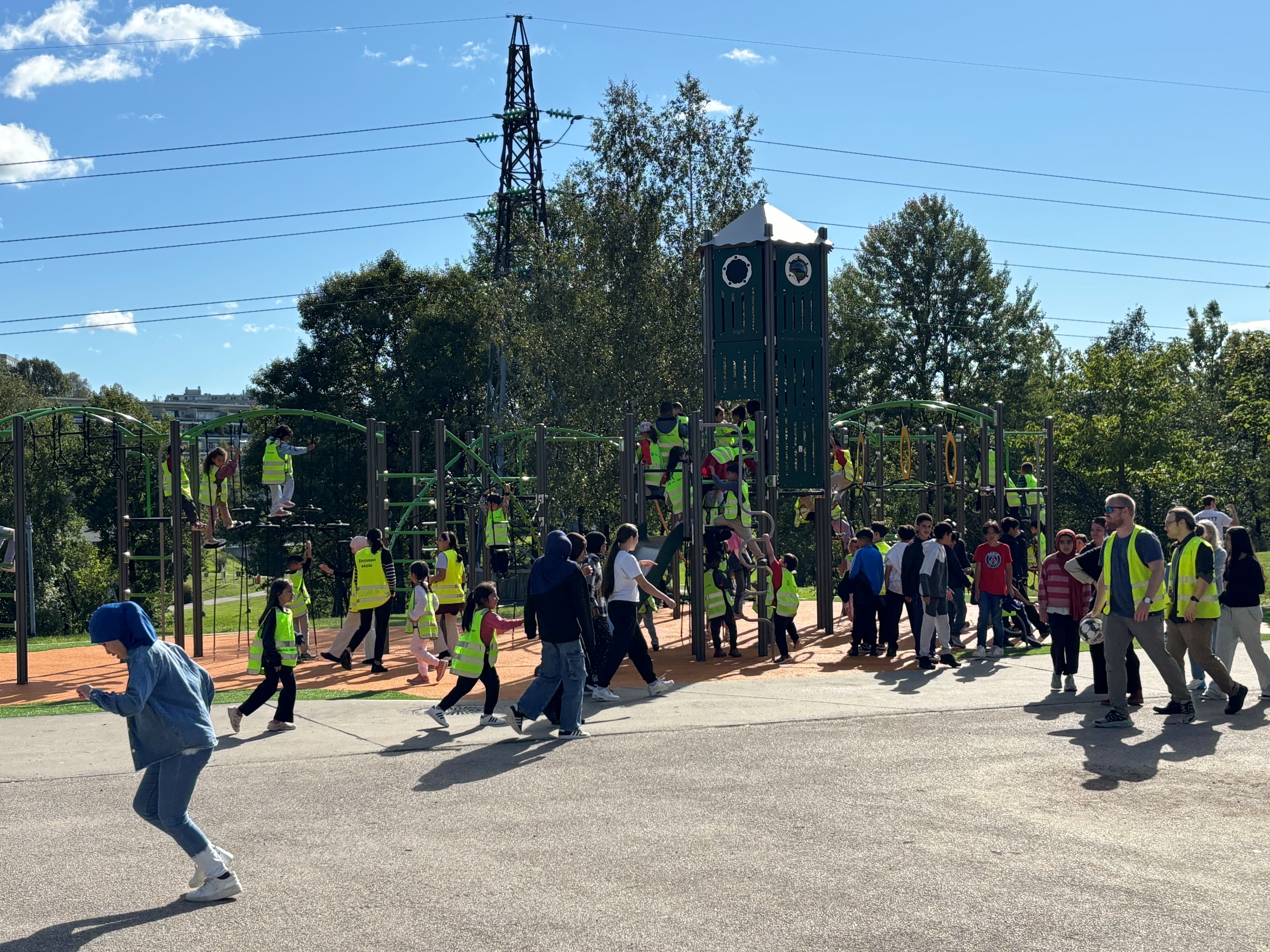 en gruppe mennesker som går på en gate