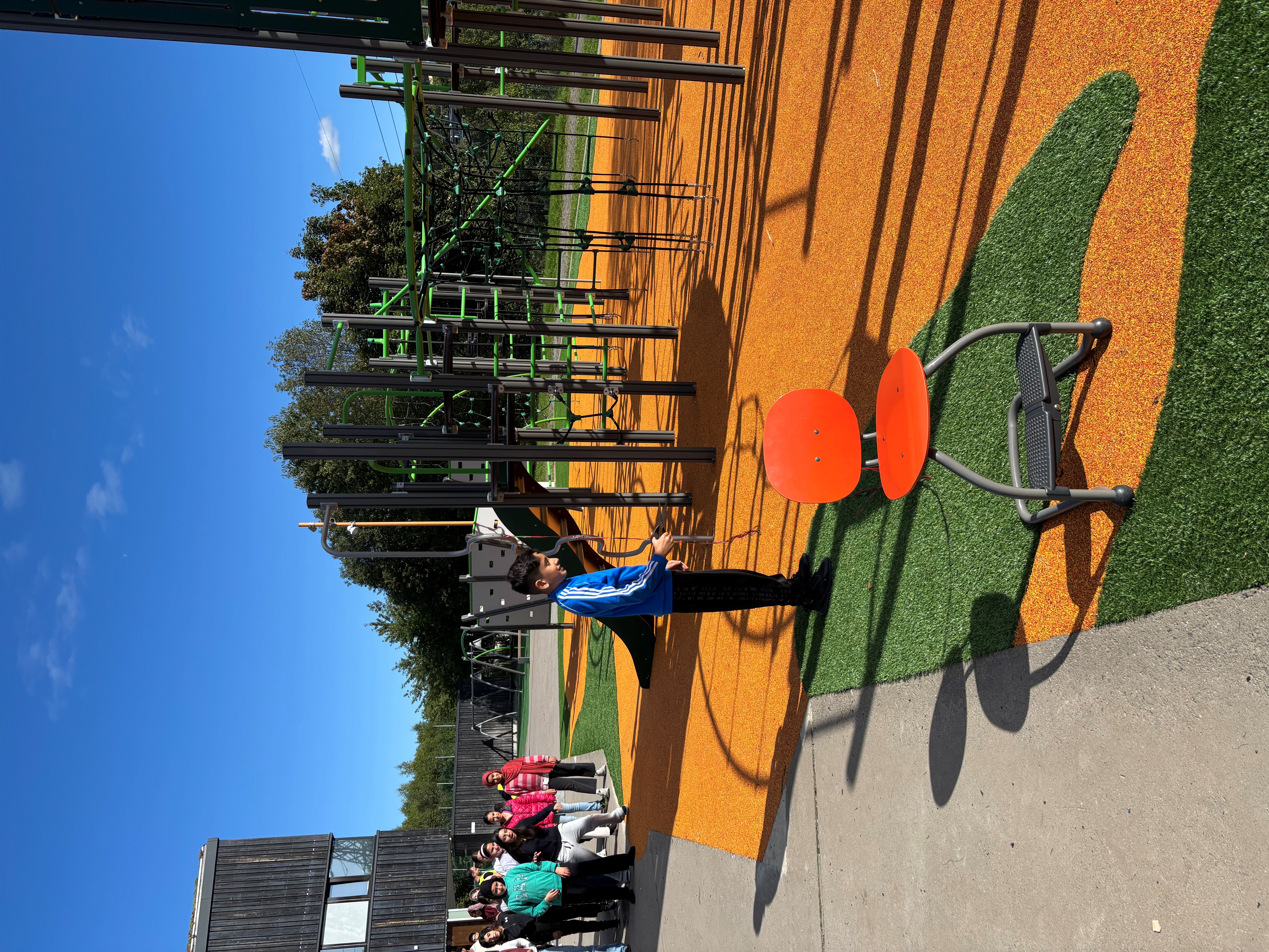 en person som står på en gressbane