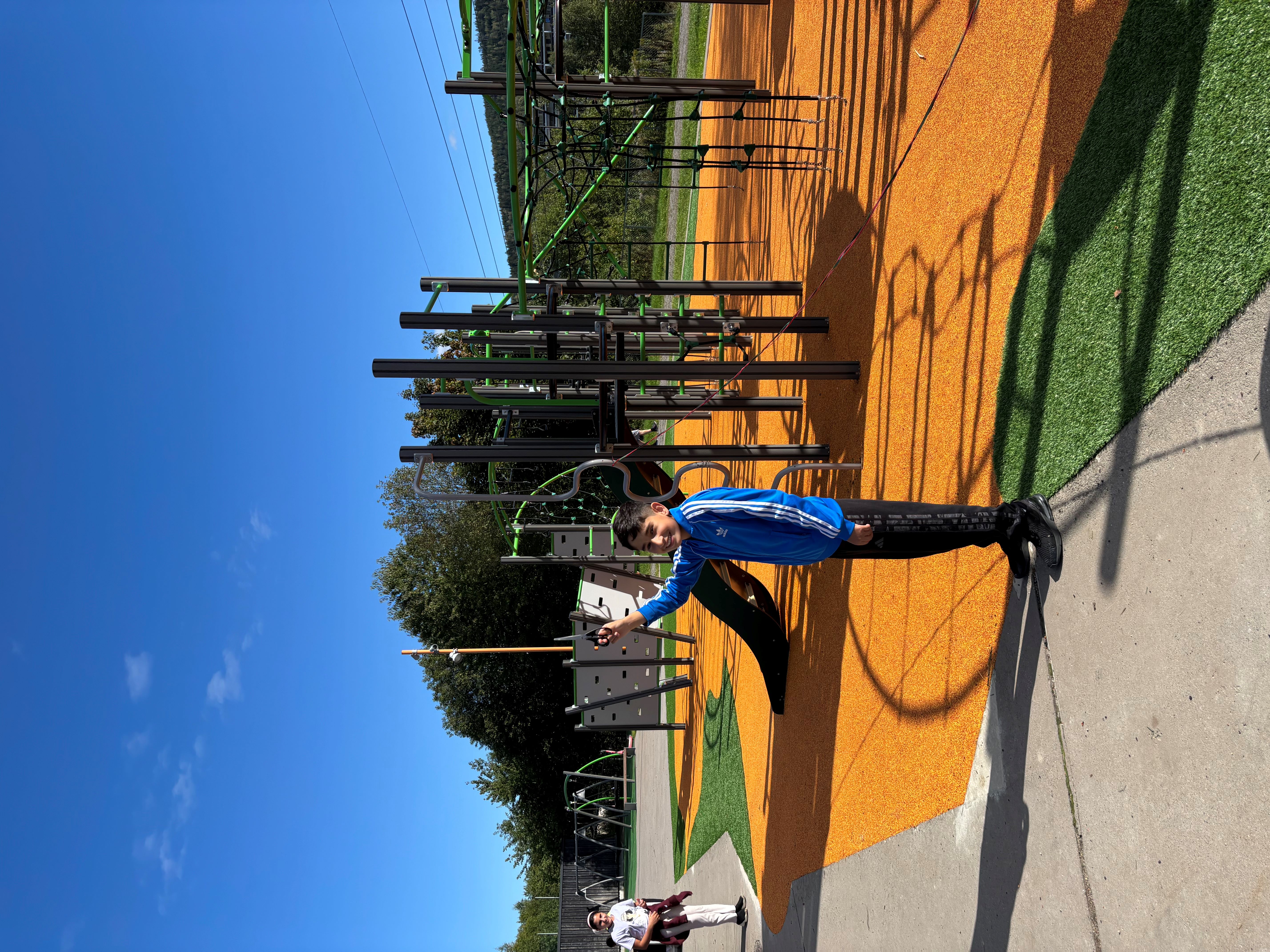 et barn som står på en trampoline