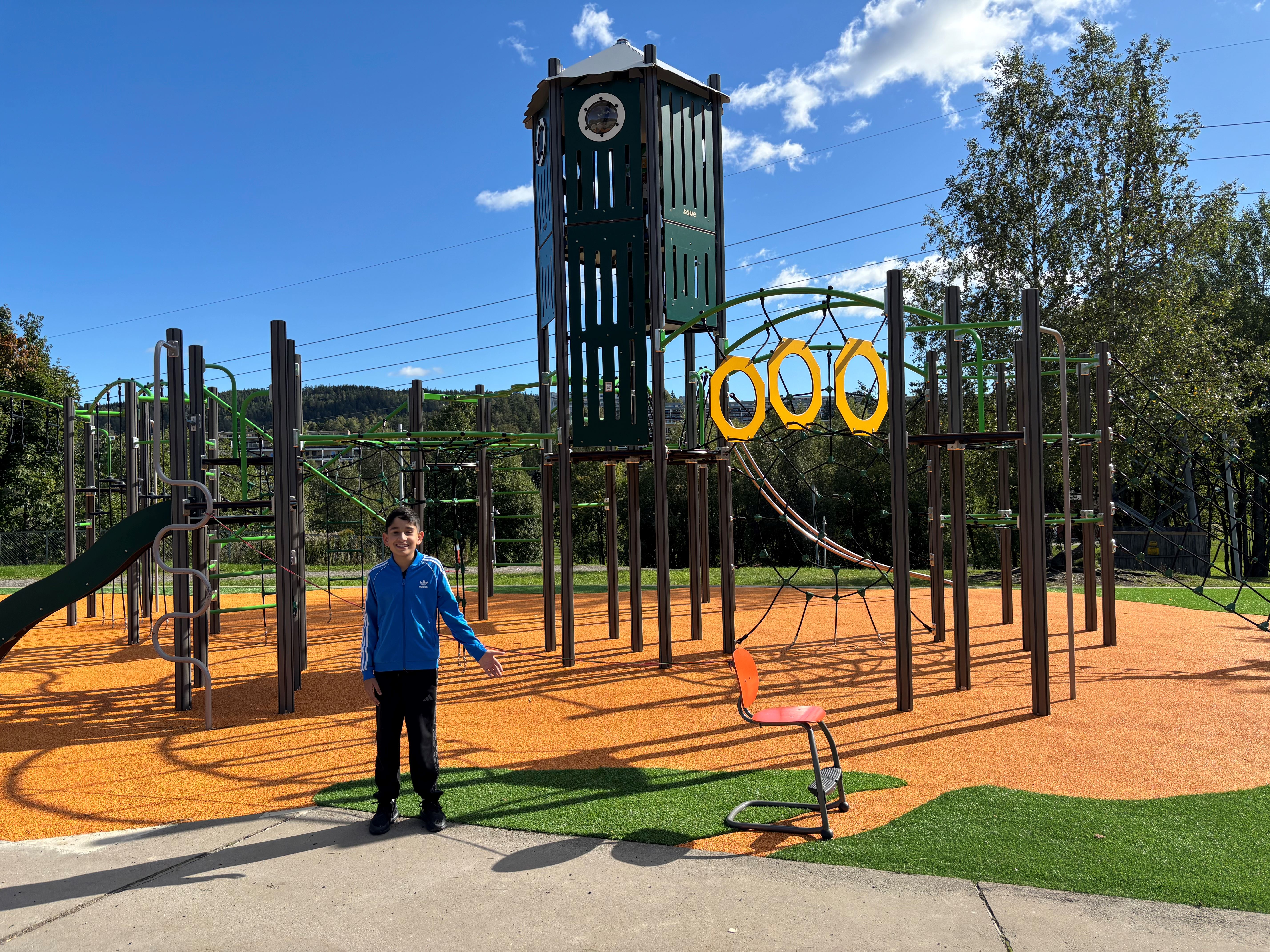 en person som står foran en lekeplass