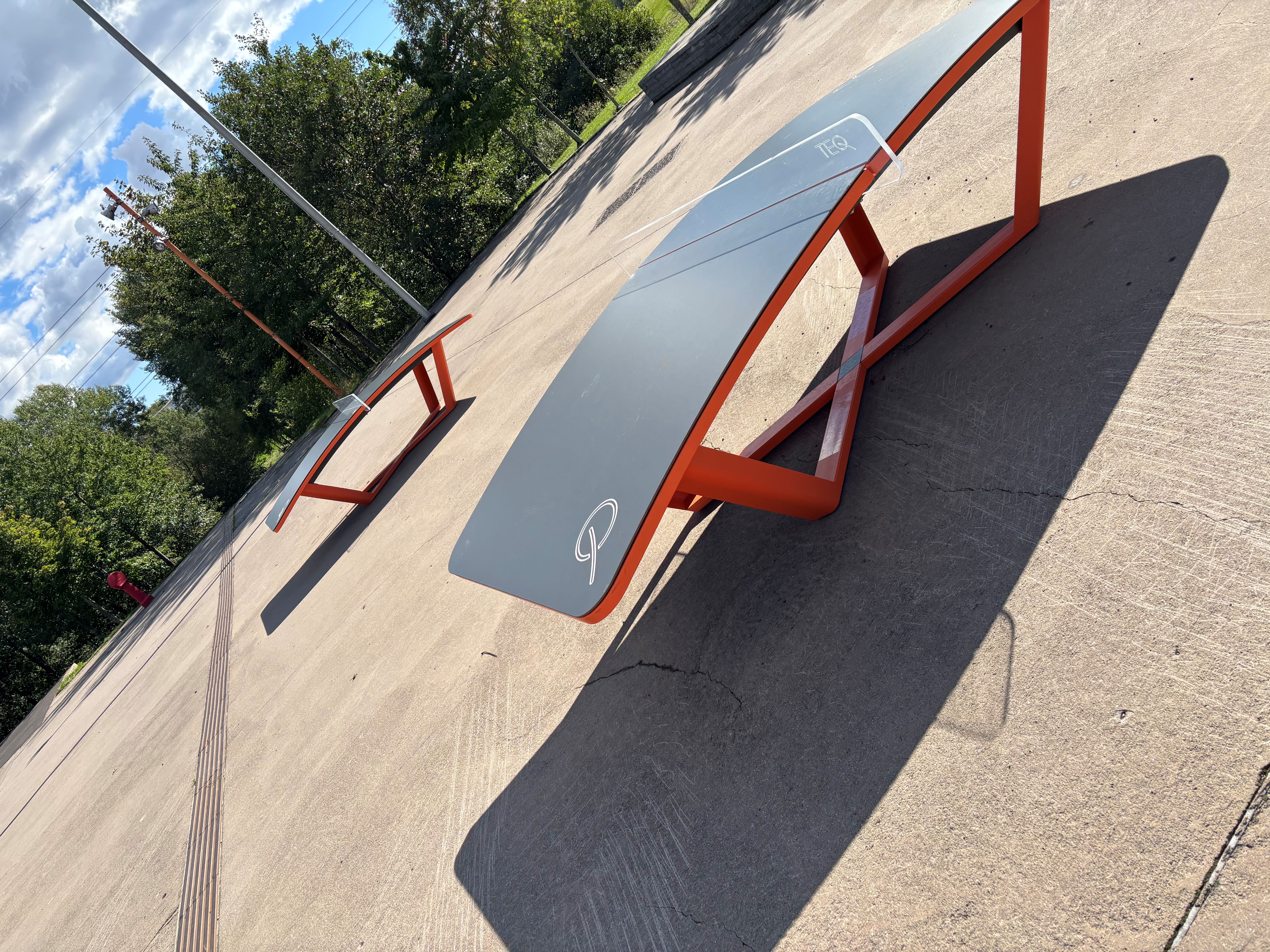 en rød og hvit benk